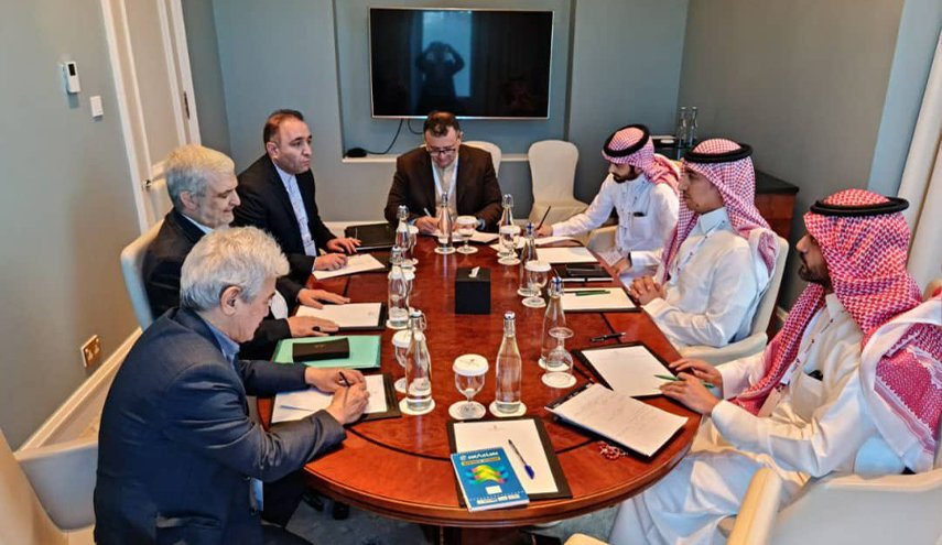 كاظمي قمي يلتقي نظيره السعودي في الدوحة