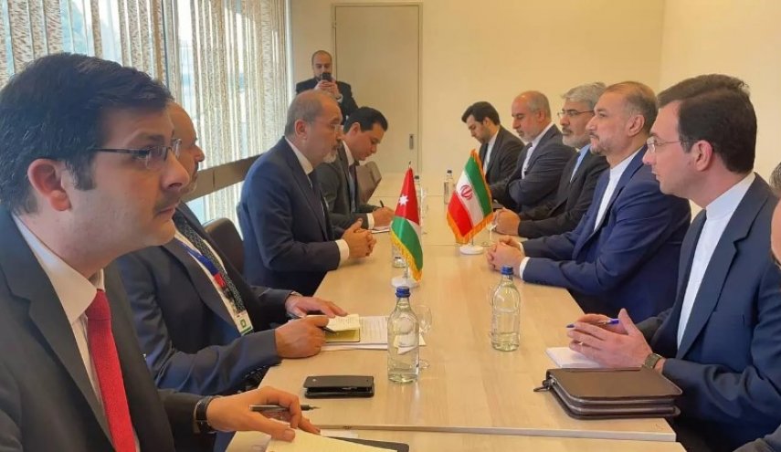 وزير الخارجية الايراني يلتقي نظيريه الأردني والکویتی في جنيف