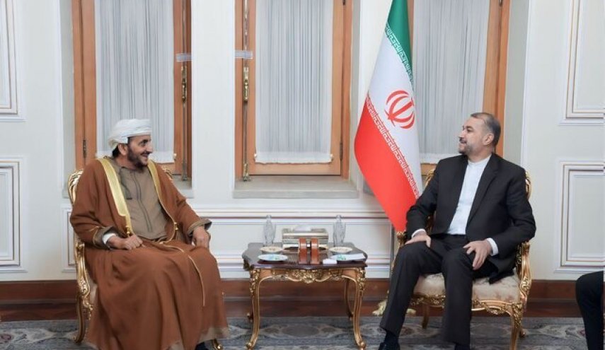 عبد اللهيان يستقبل مساعد وزير خارجية عمان للشؤون السياسية