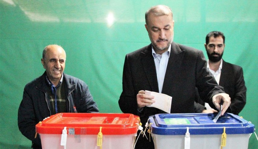 وزير خارجية إيران يدلي بصوته في الانتخابات البرلمانية