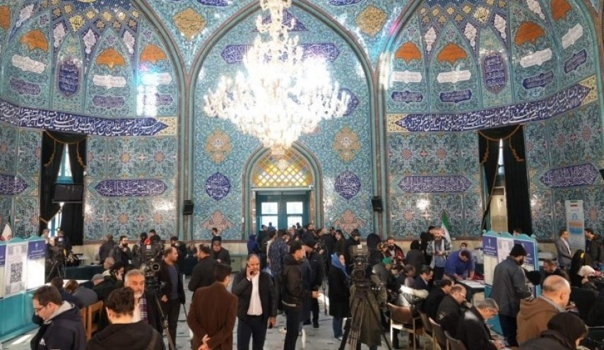 صور..قادة القوات المسلحة الايرانية يُدلون بأصواتهم في الانتخابات