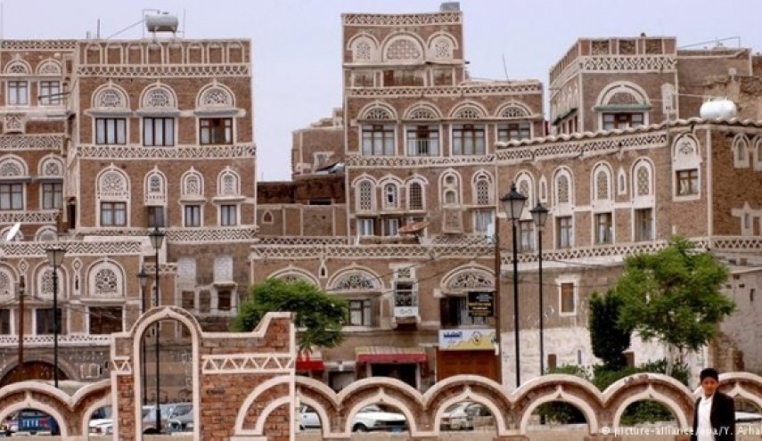شاهد/ صور طيار أمريكي مرفوعة في شوارع صنعاء!
