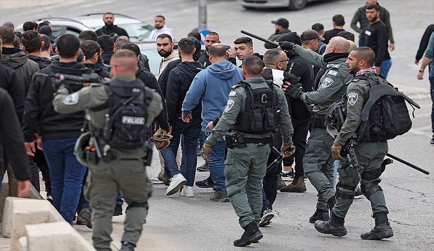 اعتداء على مصلين في باب الأسباط بالقدس المحتلة وإعقال اثنين منهم