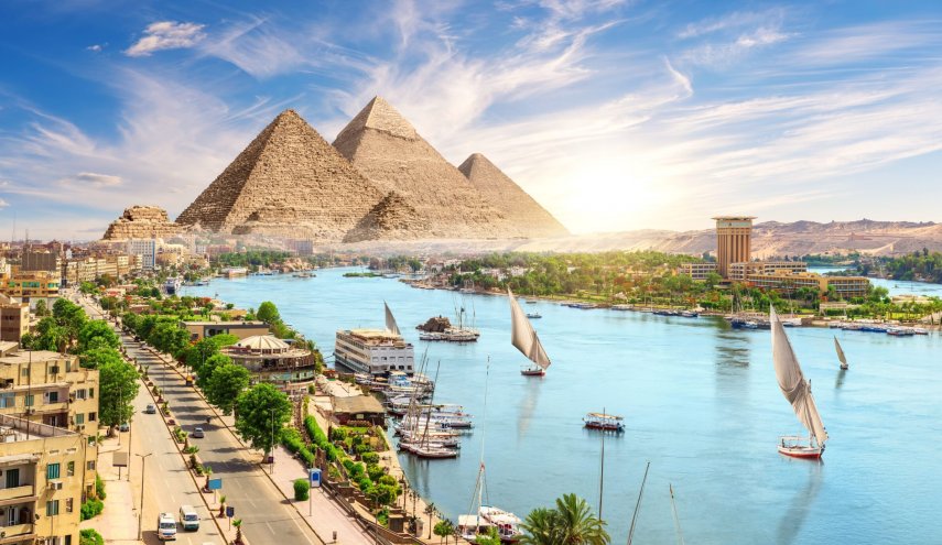 لوموند: مصر تبيع أراضيها وبنيتها التحتية للإمارات والسعودية