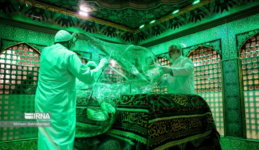 بالصور.. مراسم إزالة الغبار عن ضریح الإمام الرضا (ع)