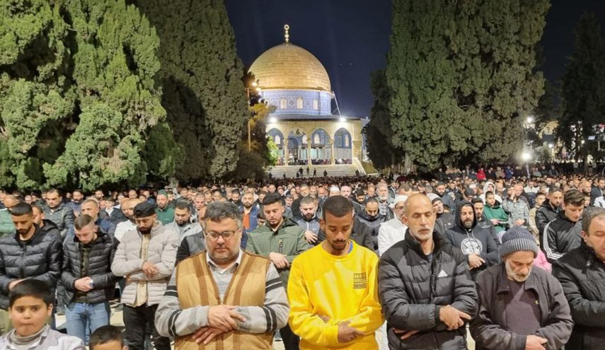 40 ألفا يؤدون صلاتي العشاء والتراويح في المسجد الأقصى