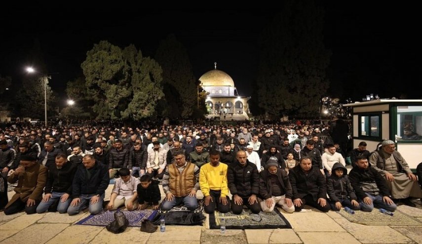 70 ألفا يؤدون صلاتي العشاء والتراويح في المسجد الأقصى