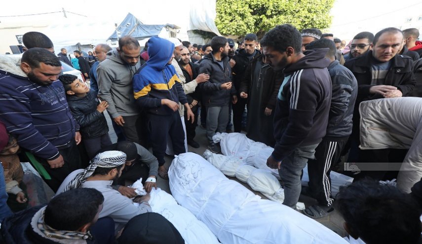 بالصور.. طفل مصاب يرى والده بين المصابين بقصف الاحتلال شرق غزة 