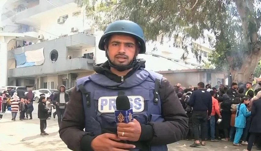 من داخل مجمع الشفاء بغزة.. الإحتلال يعتقل مراسل الجزيرة 