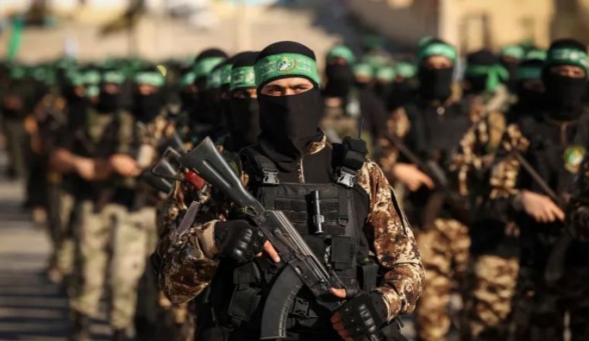 بالصورة.. رسالة بخط اليد من مقاتلي القسام تثير تفاعلا كبيرا 