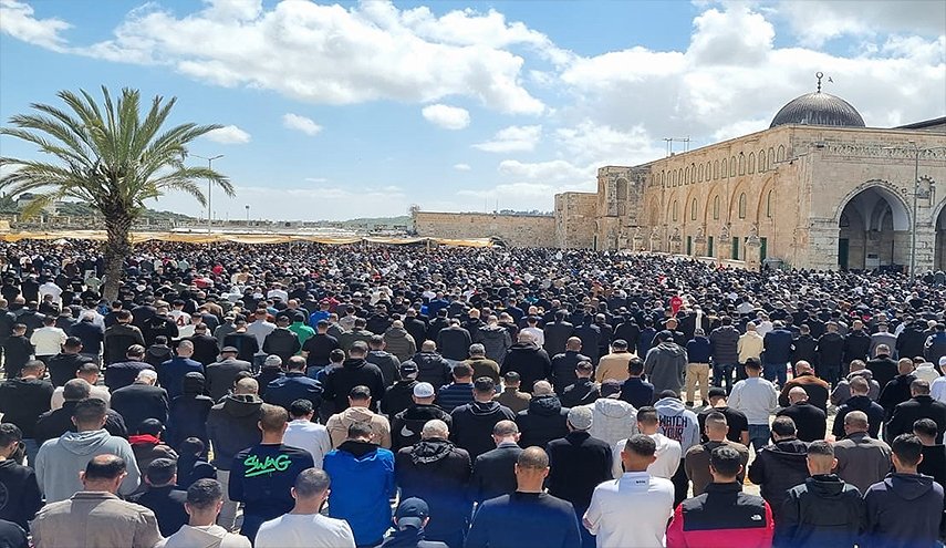 شاهد.. 120 ألفا يؤدون صلاة الجمعة الثانية بـ'الأقصى' 

