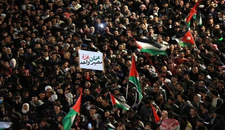 آلاف المتظاهرين الأردنيين يتجمعون في محيط سفارة الاحتلال في عمان
 