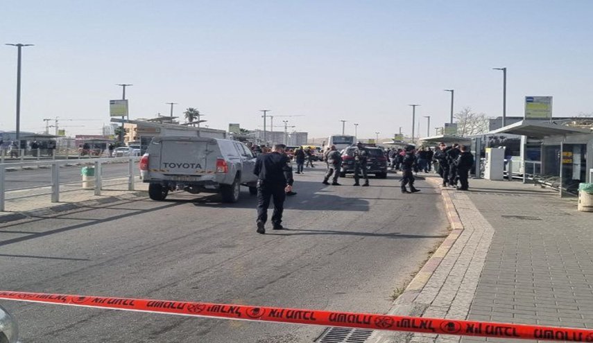 إصابة ضابط إسرائيلي بعملية طعن في بئر السبع جنوبي فلسطين المحتلة 