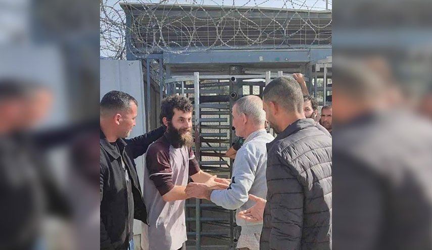 أسير فلسطيني: يجبروننا على شتم الذات الإلهية والرسول وتقبيل علم 'إسرائيل'!