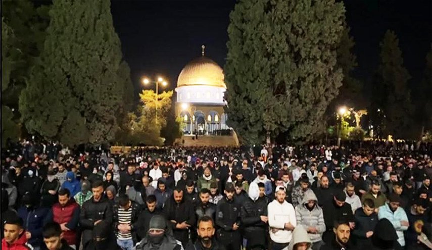 قوات الاحتلال تعتدي على مصلي الاقصى فجرا ونعتقل ٥ منهم