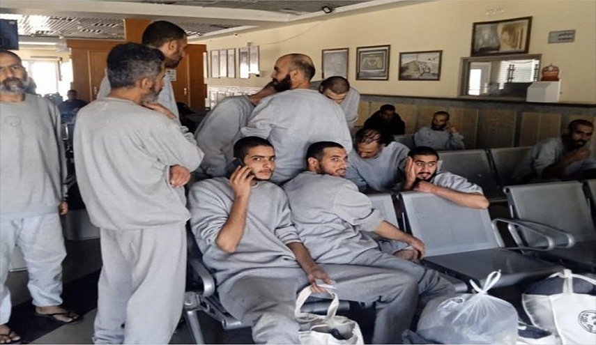 قوات الاحتلال تفرج عن نحو 100 معتقل فلسطيني من سجونها