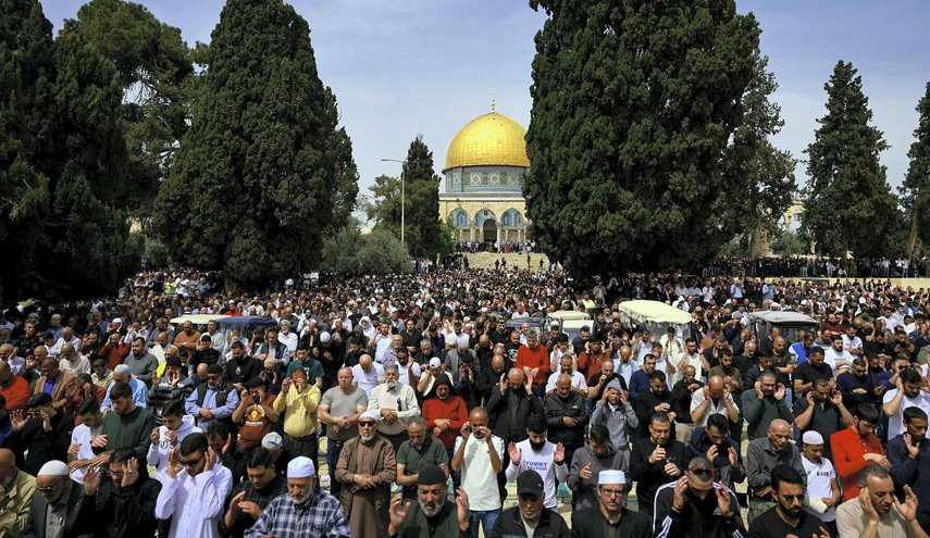 نحو 120 ألف مصل يؤدون صلاة الجمعة بالمسجد الاقصى المبارك