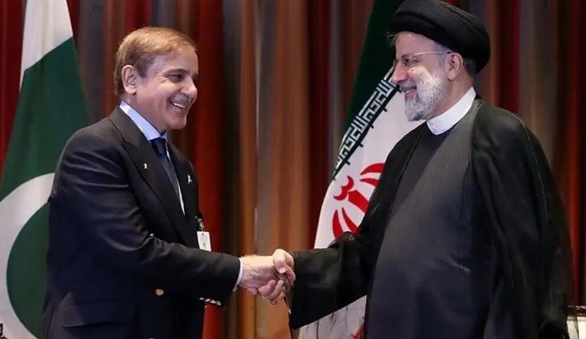رئيس الوزراء الباكستاني يستقبل الرئيس رئيسي رسميا في اسلام اباد