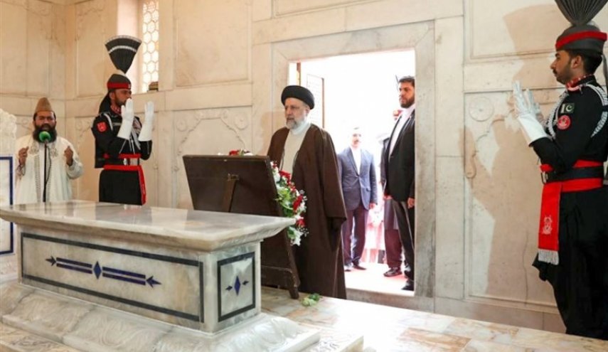 رئيسي يزور مرقد إقبال لاهوري في باكستان