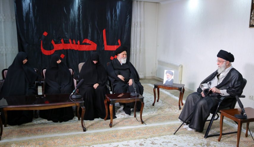 قائد الثورة يتفقد عائلة الرئيس الشهيد آية الله رئيسي