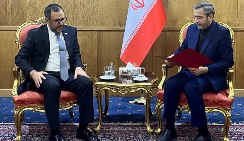 علي باقري: ملتزمون بتطوير العلاقات مع فنزويلا