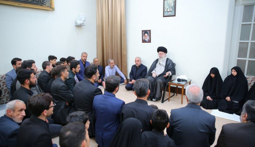 قائد الثورة: التشییع المهیب لشهداء الخدمة أثبت أن الشعب الإيراني حي