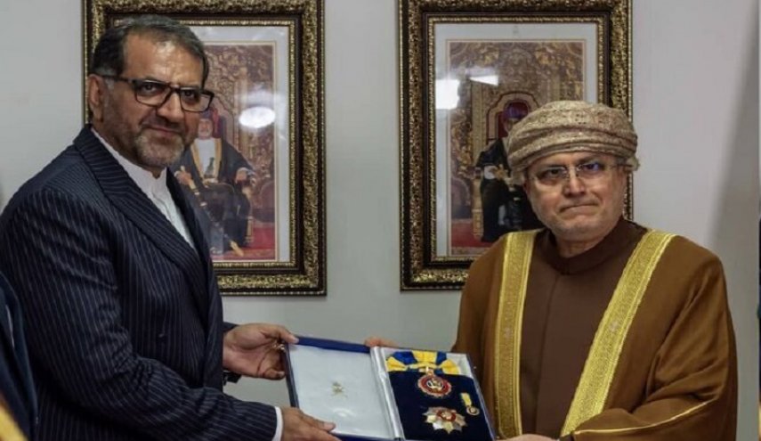 سلطان عمان يمنح سفير إيران وساما من الدرجة الأولى لهذا السبب..

