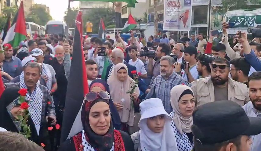ساحة فلسطين في طهران تستقبل ذوي شهداء غزة
