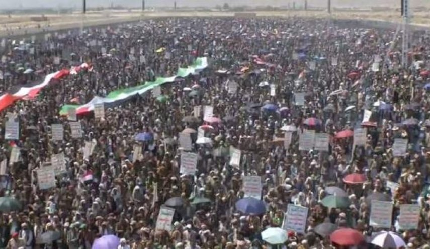 في 26 ساحة.. مسيرات حاشدة لليمنيين في صعدة نصرة لغزة
