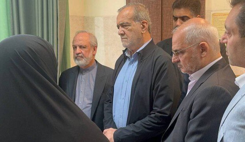 الرئيس بزشكيان يزور جرحى هجوم البيجر الإرهابي في لبنان
