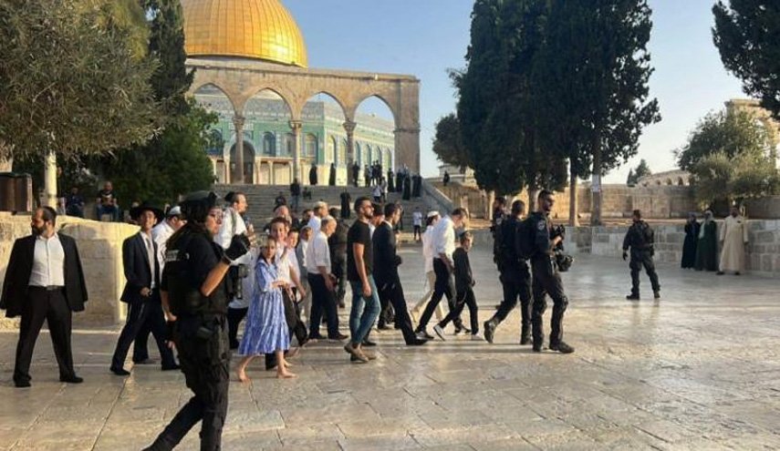 عشرات المستوطنين يقتحمون الأقصى ودعوات للرباط بالمسجد