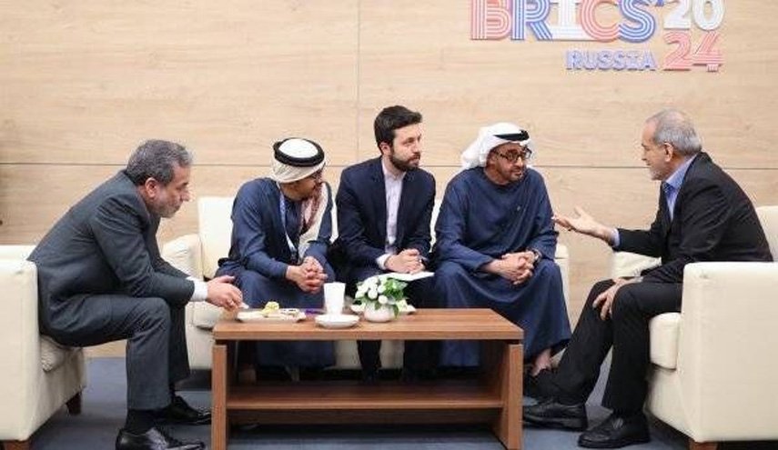 الرئيس الإيراني يبحث مع نظيره الإماراتي ملفات عدة