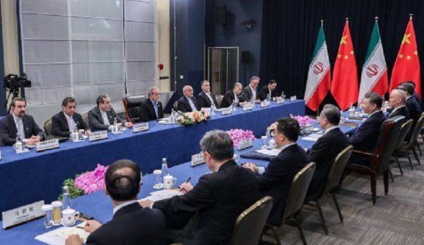 ايران والصين تؤكدان على تطوير العلاقات وخفض التوترات بالمنطقة