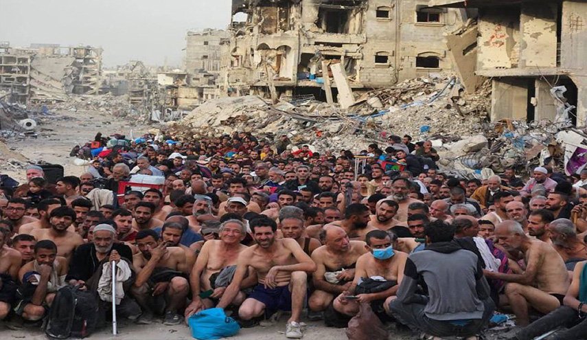 قصة الصورة المأساوية.. فلسطينيون شبه عراة في جباليا!