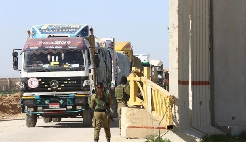 جيش الإحتلال يسمح لمسلحين بنهب شاحنات المساعدات بغزة