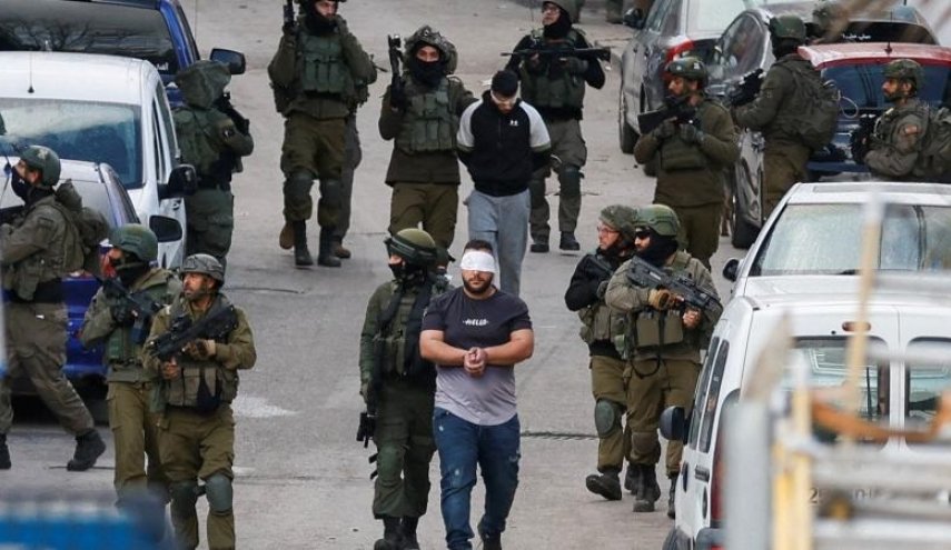 حملة اعتقالات بالضفة تطال 22 فلسطينيا بينهم صحفي وجريح
