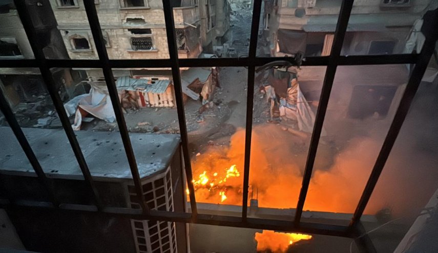 الاحتلال يحرق مستشفى كمال عدوان ويجبر المصابين والأطباء على الخروج منه
