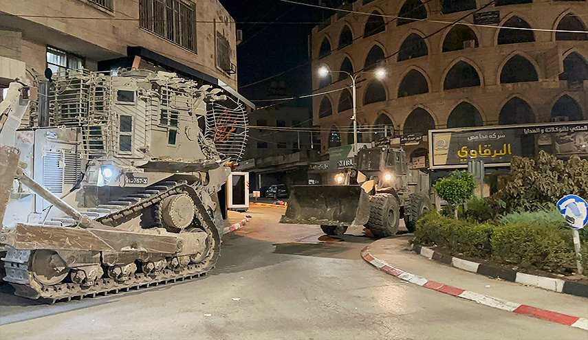 قوات الاحتلال تفجر منازل ومخزنا في مخيم طولكرم