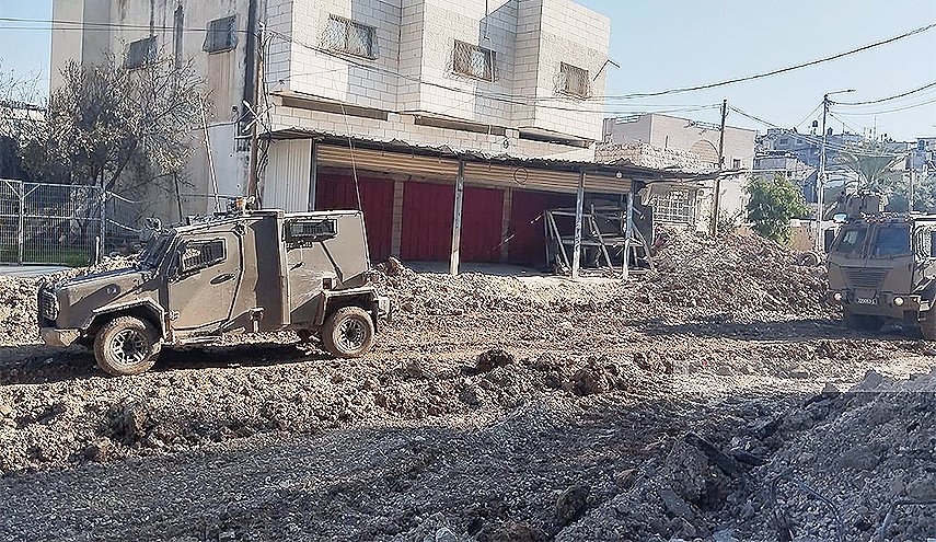 قوات الاحتلال تحاصر منزلين في طولكرم وتفجر منازل بمخيمها