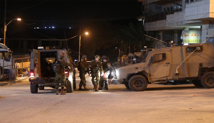 مواجهات عنيفة في نابلس واعتقالات واسعة في الخليل