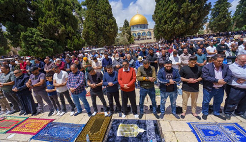 30 ألفاً يؤدون الجمعة في الأقصى رغم إجراءات الاحتلال