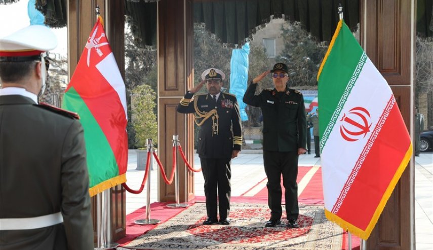 اللواء باقري يستقبل رئيس أركان القوات المسلحة العماني
