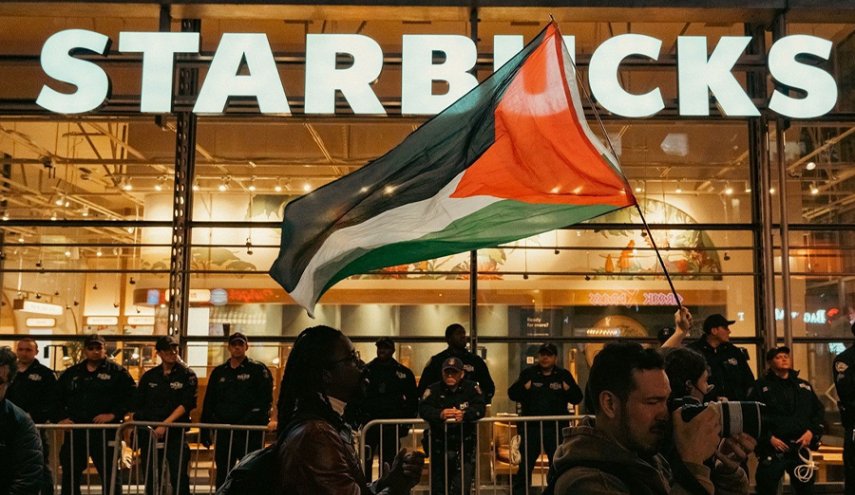 الرئيس التنفيذي لـ'ستاربكس' يستغيث بسبب المقاطعة الشعبية
