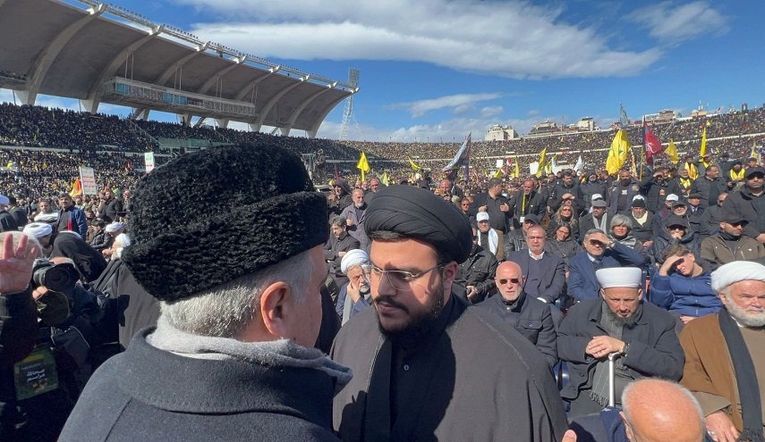 نجل القائد الشهيد حسن نصر الله يظهر بين الحشود لتشييع والده + صور