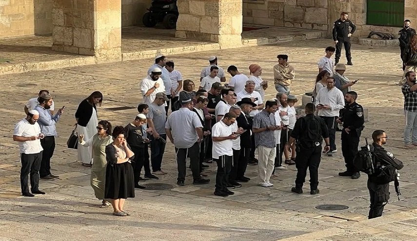 مئات المستوطنين يقتحمون الأقصى المبارك بحماية قوات الاحتلال