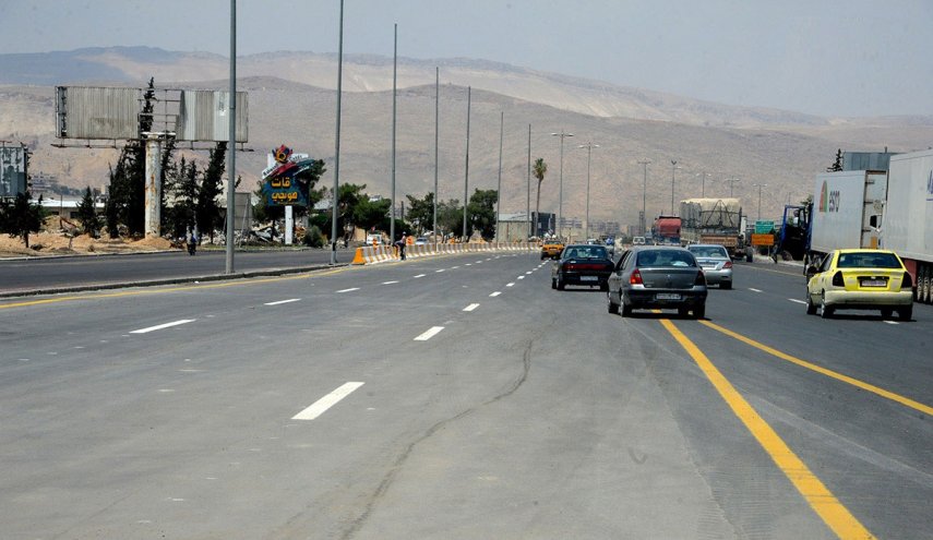 صورة/سوريا.. رواتب الموظفين تتطاير في أوتستراد حمص-دمشق!