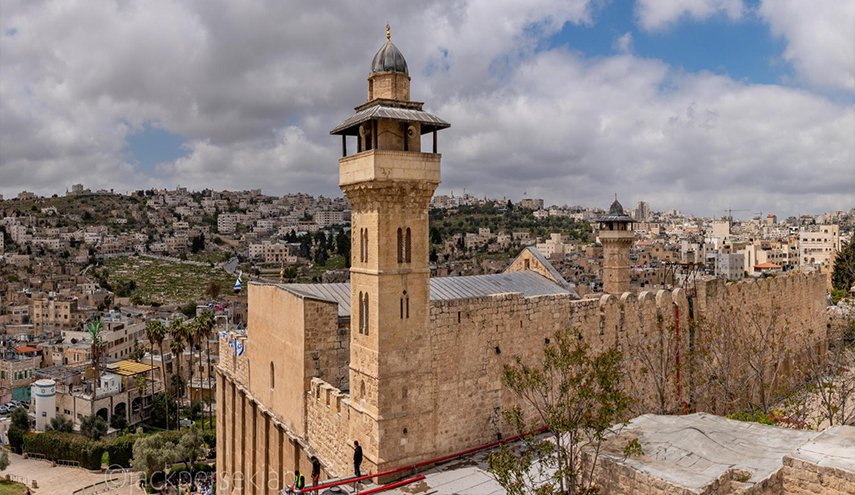الاحتلال يرفض تسليم الحرم الإبراهيمي في الجمعة الأولى لشهر رمضان