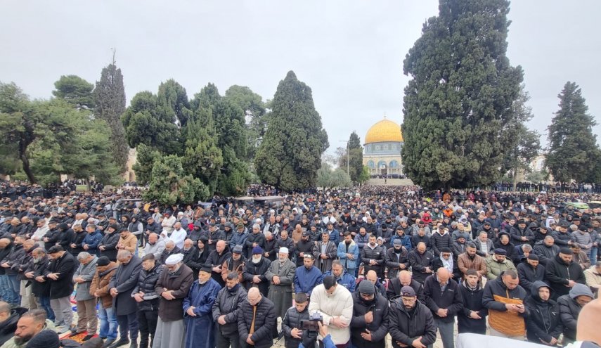  90 ألفا يؤدون الجمعة الأولى من شهر رمضان بالمسجد الأقصى