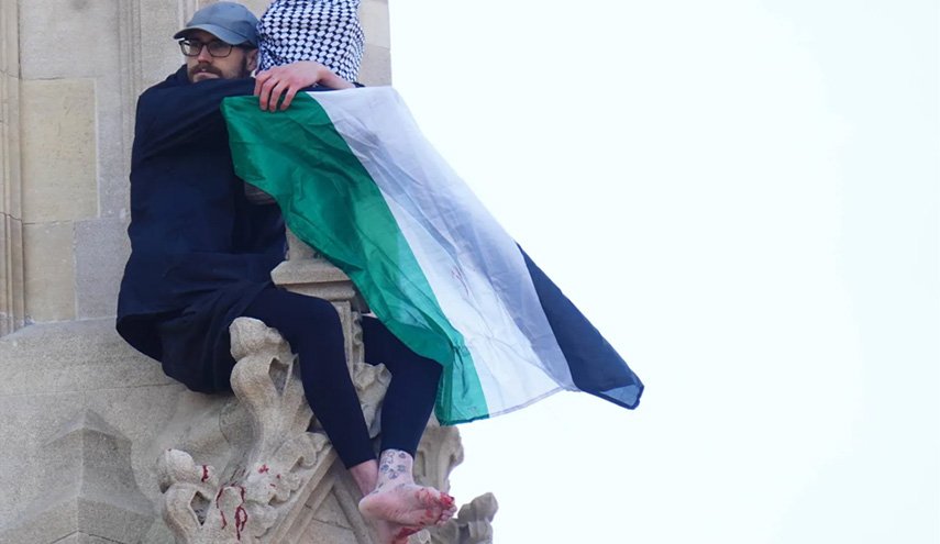 بريطانيا تحاكم ناشطا تسلق برج 'بيغ بن' حاملا علم فلسطين
