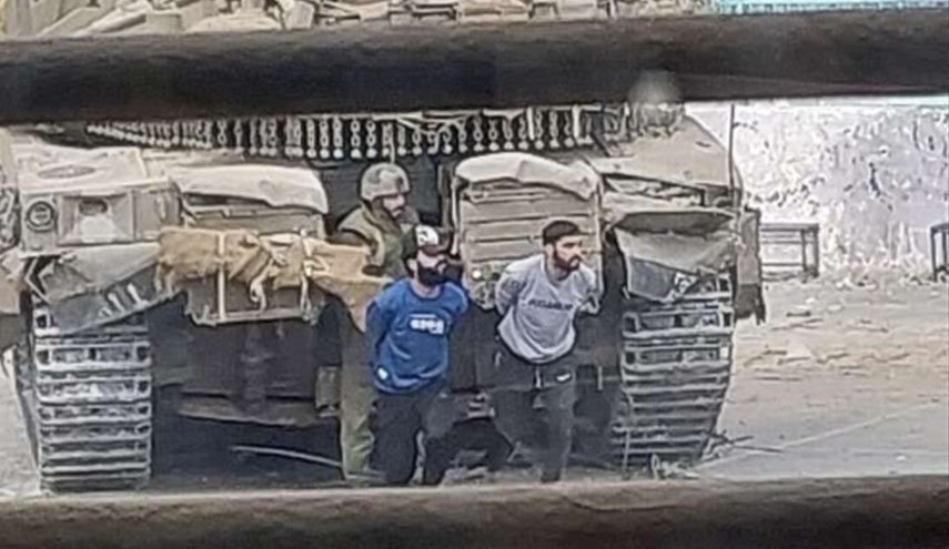 ضابط صهيوني يعترف باستخدام الفلسطينيين دروعاً بشرية 6 مرات يومياً بغزة